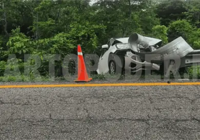 Mujer se sale del camino y se estampa en contención