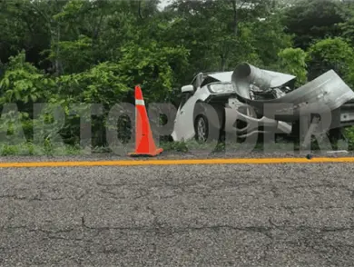 Mujer se sale del camino y se estampa en contención