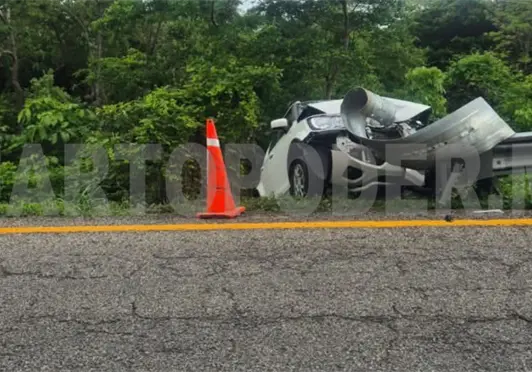 Mujer se sale del camino y se estampa en contención