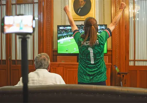 Claudia felicita a la selección