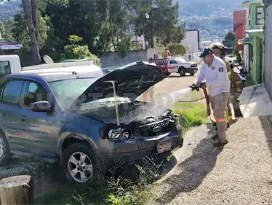 Controlan incendio en camioneta estacionada