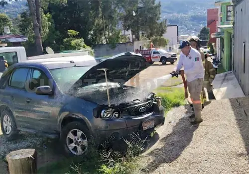 Controlan incendio en camioneta estacionada