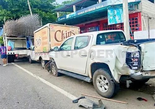 Carambola de volteo y tres vehículos