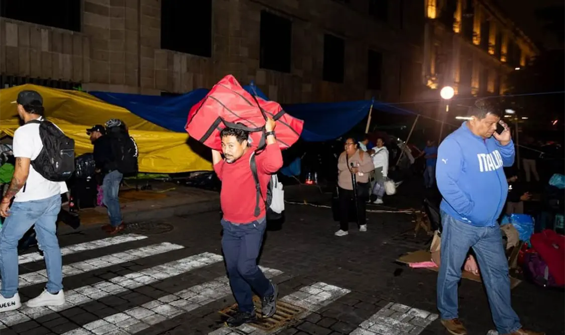 Miembros de la CNTE levantan sus cosas y se retiran del plantón en el Centro Histórico de la Ciudad de México. El Universal