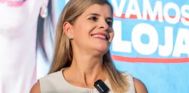 Presidenta de Costa Rica es evacuada tras una explosión