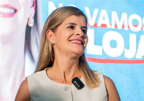 Presidenta de Costa Rica es evacuada tras una explosión