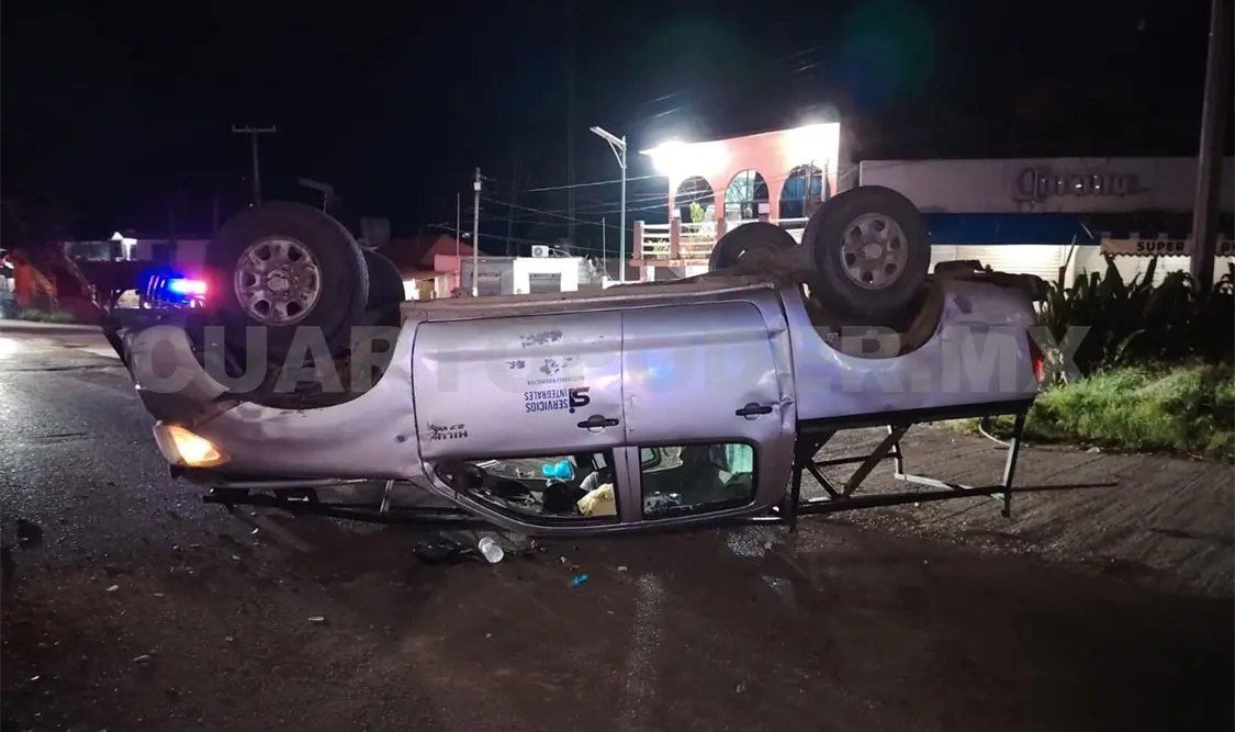 La Toyota Hilux terminó volcada tras el fuerte impacto ocurrido frente al parque Central. Genaro Sánchez / CP