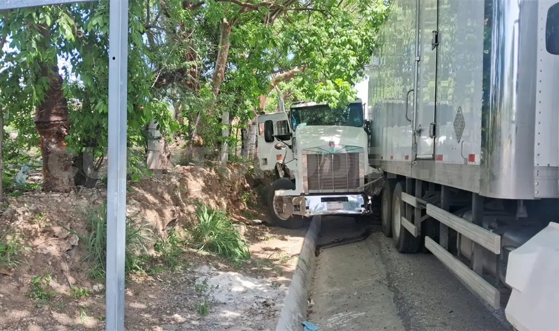 El tractocamión transportaba cemento. Le fallaron los frenos y provocó un accidente. Ulises Villalobos / CP