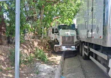 Le fallan los frenos a tráiler cementero Le fallan los frenos a tráiler cementero