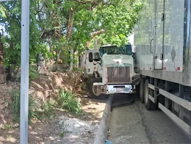 Le fallan los frenos a tráiler cementero