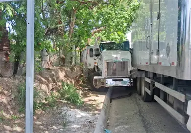 Le fallan los frenos a tráiler cementero