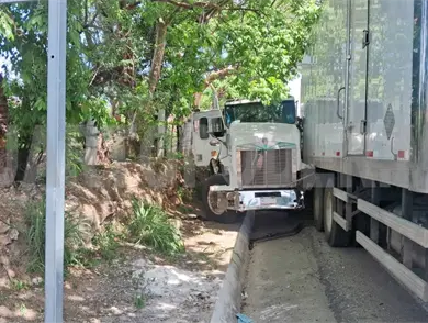 Le fallan los frenos a tráiler cementero