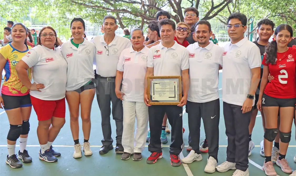 Sergio Rafael Gómez Rodríguez recibió un reconocimiento especial por su trayectoria y su contribución al desarrollo del Voleibol chiapaneco. Diego Pérez/CP