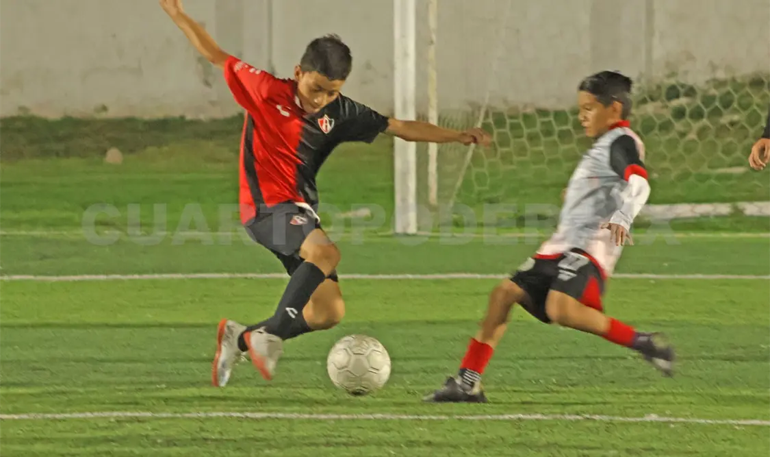 Academia Atlas Tuxtla y Escuela de Futbol Real Tuxtla disputaron un encuentro intenso y equilibrado en el estadio Flor de Sospó. Alan Pola/CP