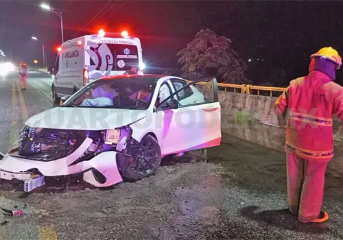 Se estrella en muro por culpa de asfalto mojado