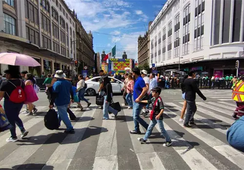 Quitan vallas metálicas tras retiro de la CNTE