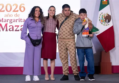 Registra Merlín su imagen en el IMPI