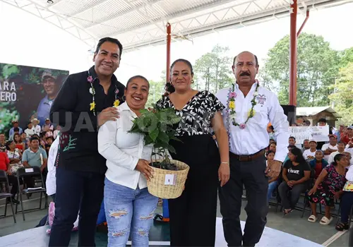 Eduardo Ramírez entrega apoyos al campo y obras