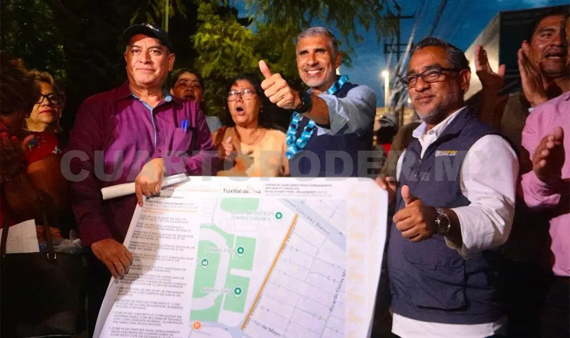 Ángel Torres junto a vecinas, vecinos, y el director general del Smapa. Cortesía