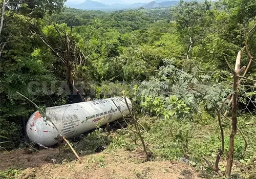 Pipa se desbarranca; dos resultaron graves Pipa se desbarranca; dos resultaron graves