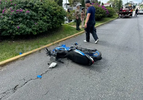 Motociclista se pasa el alto y lo embisten Motociclista se pasa el alto y lo embisten