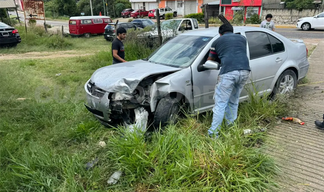 La conductora fue auxiliada por los vecinos de la zona. Juan Orel / CP