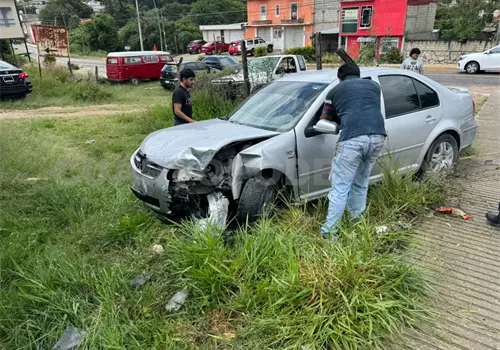 Conductora pierde el control y se estrella