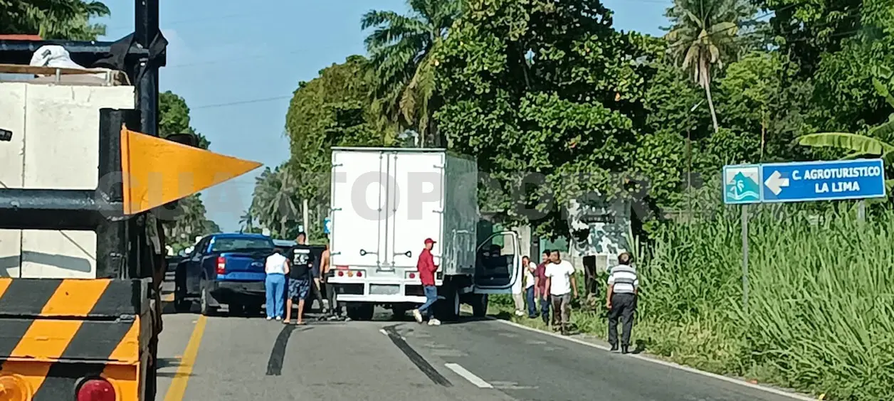 Al recibir el impacto en la parte de atrás, la pick up se estampó en otra camioneta. Rafael Victorio / CP