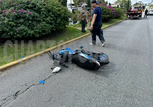 Motociclista se pasa el alto y lo embisten