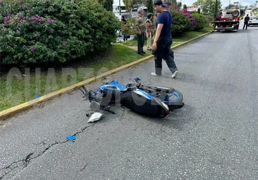 Motociclista se pasa el alto y lo embisten