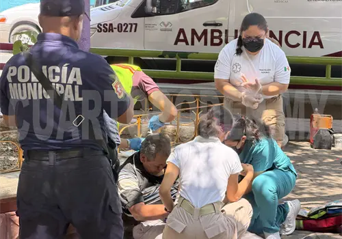 Cae adulto mayor en el parque del Mariachi