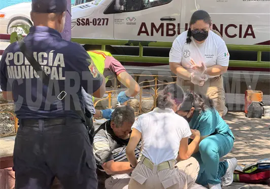 Cae adulto mayor en el parque del Mariachi