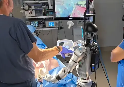 Robot completa el primer ensayo de cirugía