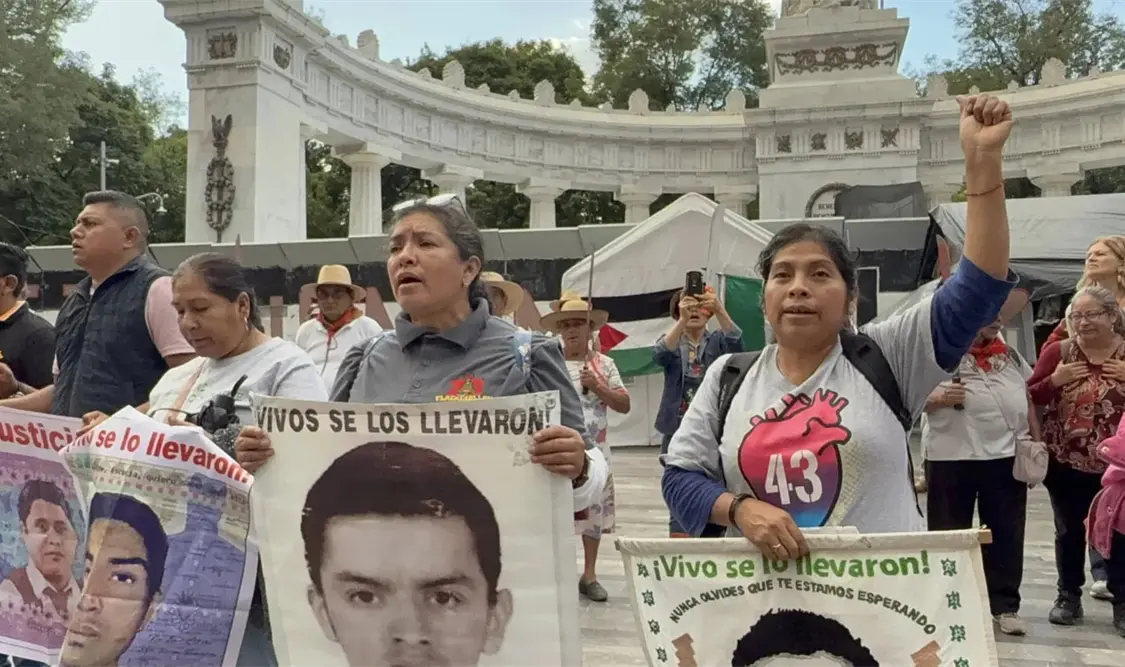 Padres y madres de los 43 normalistas desaparecidos de Ayotzinapa solicitaron a la SCJN declarar improcedente la creación de la Comisión. Cortesía