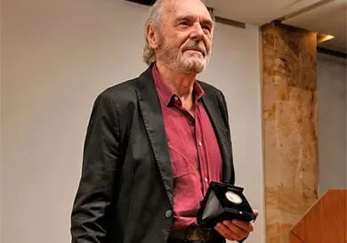 Carlos Converso recibe medalla
