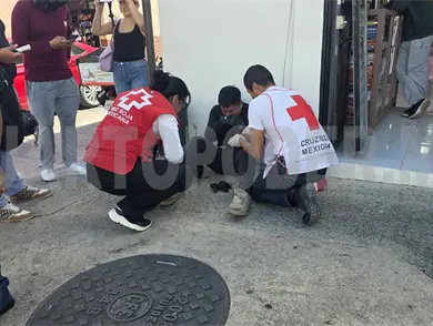 Convulsiona y derrapa; se golpeó con el pavimento