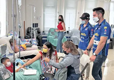 García y Gutiérrez llevan sonrisas a hospital