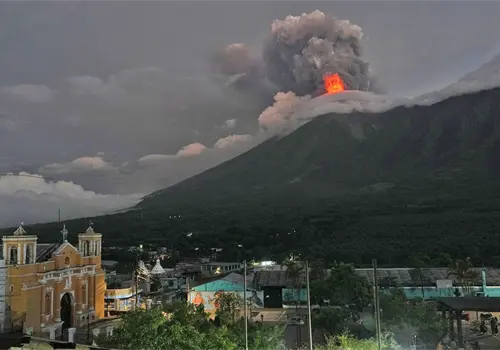 Evacúan personas por erupción de Volcán de Fuego