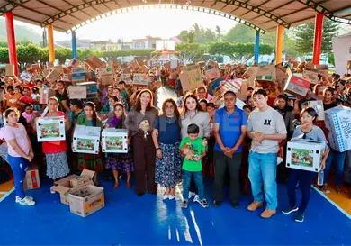 Alcaldesa entrega aves en Obregón