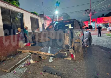 Semaforazo en par vial; camionetas involucradas