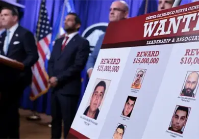 Anuncia recompensas por líderes del cartel
