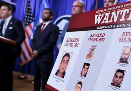 Anuncia recompensas por líderes del cartel