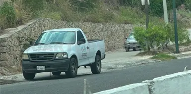 Alertan por camioneta abandonada en carretera