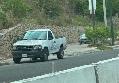 Alertan por camioneta abandonada en carretera