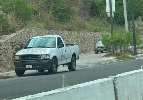 Alertan por camioneta abandonada en carretera