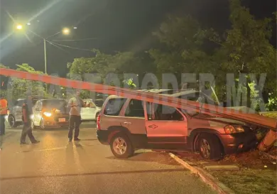 Se estrella camioneta en poste de telefonía