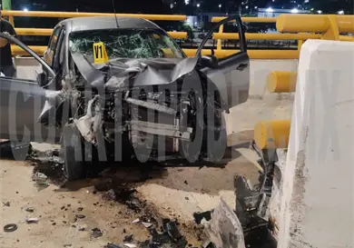 Se impacta unidad en puente vehicular
