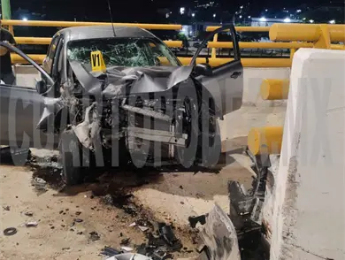Se impacta unidad en puente vehicular