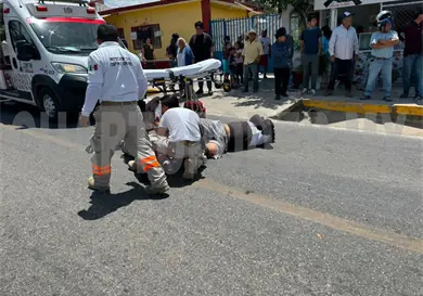 Colisiona motorista en camioneta y se fractura