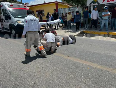 Colisiona motorista en camioneta y se fractura